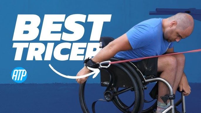 Man i rullstol utför tricepsträning med ett elastiskt motståndsband.